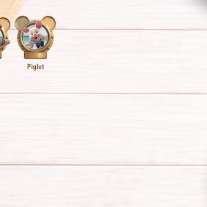 K&ouml;nnte beinhalten: Zwei goldfarbene Metallanstecker in Form von Bullaugen mit Mickey-Maus-Ohren. Ein Anstecker zeigt Winnie Puuh in Matrosenkleidung, der andere Ferkel in Matrosenkleidung. Der Text Pooh und Piglet ist unter jedem Anstecker aufgedruckt.