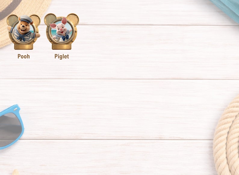 K&ouml;nnte beinhalten: Zwei goldfarbene Metallanstecker in Form von Bullaugen mit Mickey-Maus-Ohren. Ein Anstecker zeigt Winnie Puuh in Matrosenkleidung, der andere Ferkel in Matrosenkleidung. Der Text Pooh und Piglet ist unter jedem Anstecker aufgedruckt.