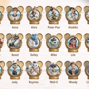 K&ouml;nnte beinhalten: Eine Sammlung von achtzehn runden Metallansteckern in Form von Mickey-Mouse-Ohren, die jeweils eine andere Zeichentrickfigur in nautischer Kleidung zeigen. Die Figuren sind Elsa, Anna, Alice, Peter Pan, Aladdin, Eric, Gaston, Beast, Sulley, Mike, Lilo, Stitch, Nick, Judy, Baymax, Wall-E, Woody und Lightning McQueen.