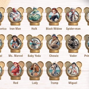 K&ouml;nnte beinhalten: Eine Sammlung von siebzehn runden Metallansteckern in Form von Mickey-Mouse-Ohren, die jeweils eine Figur in nautischer Kleidung zeigen. Die Figuren sind Captain America, Iron Man, Hulk, Black Widow, Spider-man, Thor, Deadpool, Ms. Marvel, Baby Yoda, Chewie, Vader, Princess Leia, R2-D2, Red, Lady, Tramp und Miguel.
