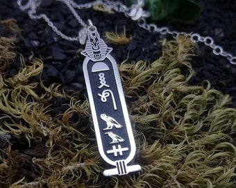Collar con nombre y jeroglífico de Anubis con cartucho / Colgante de Anubis hecho a medida con nombre / Collar del Antiguo Egipto / Joyas del Antiguo Egipto