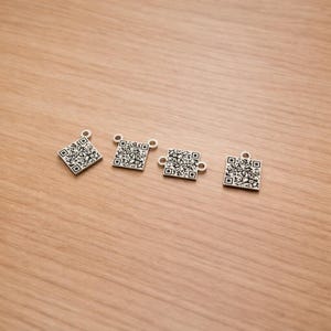 Etiqueta de enlace con logotipo de código QR para su marca, dije grabado personalizado con aros, etiqueta de enlace de marca personalizada, dije de marca, personalización de empresa