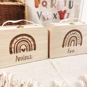 Spielzeugkoffer Koffer Tasche Holzkoffer mit Griff Holztasche Kinderkoffer Erinnerungskoffer Regenbogen personalisiert mit Gravur mit Namen