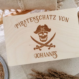 Erinnerungskiste personalisiert / Piratenkiste / Piratenschatz / Schatztruhe / Schatzkiste / Holzkiste / Pirat / Namen / Geschenk für Jungs