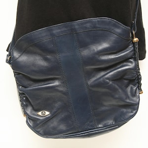 Unusual Vintage Navy Blue Gold Tone  Firenze Leather Medium Shoulder Crossbody Bag 80s