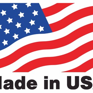 Op de afbeelding: De afbeelding toont de Amerikaanse vlag met zijn rode en witte strepen en een blauw veld vol witte sterren. Onder de vlag staat de tekst "Made in USA" in vette, zwarte letters.