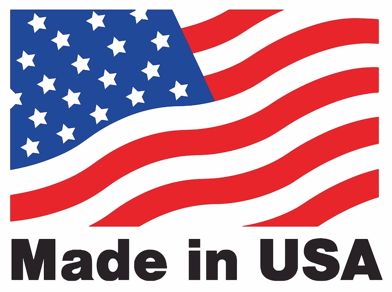 Op de afbeelding: De afbeelding toont de Amerikaanse vlag met zijn rode en witte strepen en een blauw veld vol witte sterren. Onder de vlag staat de tekst "Made in USA" in vette, zwarte letters.