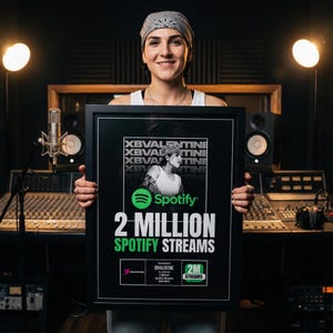 Può includere: Una targa premio con cornice nera che commemora 2 milioni di stream su Spotify per XBVALENTINE. La targa presenta una fotografia centrale in bianco e nero dell'artista, il logo Spotify e il testo bianco 2 MILLION SPOTIFY STREAMS.