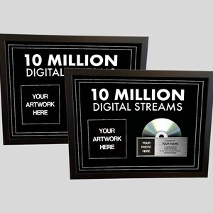 Può includere: Due targhe da parete con cornice nera che riportano il testo bianco 10 MILLION DIGITAL STREAMS. Ogni targa include uno spazio quadrato per un'immagine e una placca metallica argentata con un disco e spazio per testo e una foto.