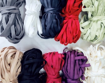 Puede incluir: Surtido de 10 carretes de cordón plano de algodón de diferentes colores. Los colores son gris, blanco, negro, rojo, verde, beige, negro, rojo, morado y blanco.