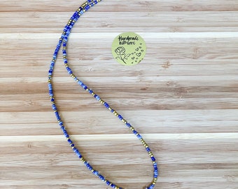 Collier de perles de graines bleues et dorées avec pendentif en pierre de guérison oeil de tigre