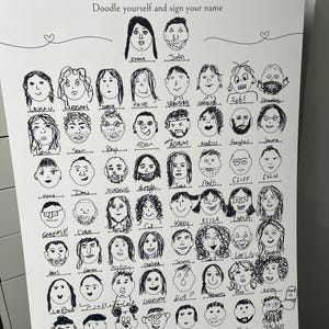 Può includere: Un poster bianco con la scritta "THE PYZER WEDDING" e "Doodle yourself and sign your name." Il poster presenta numerosi volti disegnati a mano con i nomi sottostanti. Un'alternativa divertente e interattiva al libro degli ospiti del matrimonio.