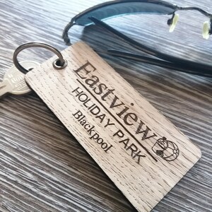 Caravan/vakantiepark/blokhut gepersonaliseerde sleutelhanger groot formaat met bedrijfslogo