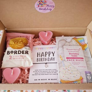 Happy Birthday Box für Sie/Geburtstag/Geschenk für Sie/Geburtstags-Geschenkkorb/Armband/Gesichtsmaske/Teelichter/Kekse/Damen Geburtstag/Geburtstagsgeschenk