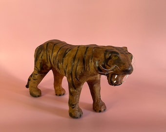 Vintage met leer omwikkeld tijgerbeeldje, modern decor uit het midden van de eeuw