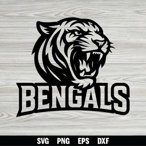 Puede incluir: Gráfico en blanco y negro de una cabeza de tigre rugiendo con la palabra "BENGALS" debajo. La imagen está sobre un fondo de vetas de madera clara. La parte inferior de la imagen muestra "SVG PNG EPS DXF".