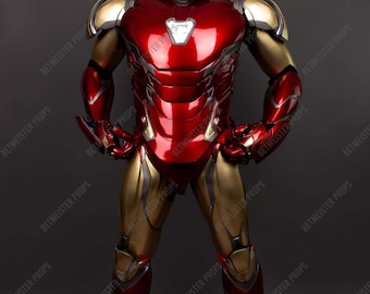 Può includere: Foto a figura intera di un'armatura di Iron Man. L'armatura è principalmente rossa e dorata, con un casco con una placca frontale dorata e dettagli rossi. Il petto ha un reattore ad arco bianco. L'armatura è in piedi con le mani sui fianchi.