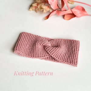 Könnte beinhalten: Ein gestricktes Stirnband in Staubrosa. Das Stirnband hat ein verdrehtes Knotendesign und besteht aus einem strukturierten Strickstoff. Die Worte "Knitting Pattern" sind in hellrosa Schrift unter dem Stirnband aufgedruckt.