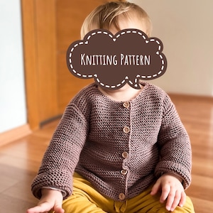 Op de afbeelding: Een bruin gebreid vest met knopen. Het vest wordt gedragen door een kind. De afbeelding heeft de tekst "Knitting Pattern" erop.