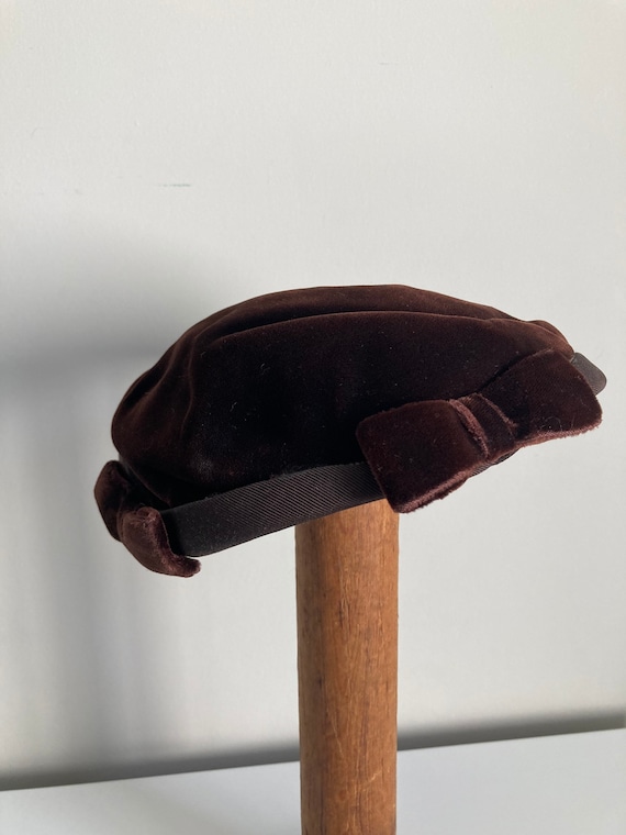 Brown velvet 1950 vintage beret with bow accents - image 1