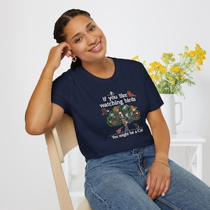 Puede incluir: Una camiseta azul marino con un gr&aacute;fico blanco de un &aacute;rbol con p&aacute;jaros. El texto en la camiseta dice "If you like watching birds You might be a Cat."
