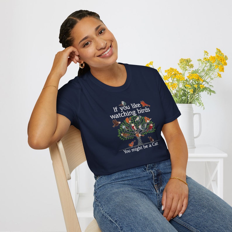 Puede incluir: Una camiseta azul marino con un gr&aacute;fico blanco de un &aacute;rbol con p&aacute;jaros. El texto en la camiseta dice "If you like watching birds You might be a Cat."