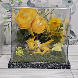 Light Up Cube Terrarium - Jolteon