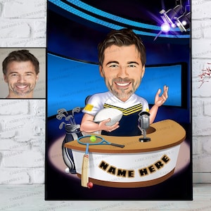 Peut inclure: Une caricature d'une personne assise à un bureau avec un microphone et un ballon de rugby. Le bureau a une pancarte qui dit "NAME HERE".