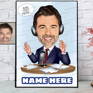 Peut inclure: Une caricature d'une personne avec un microphone et des écouteurs, assise à un bureau avec des papiers. Le texte "ANY TEXT HERE." est dans une bulle de dialogue au-dessus de la tête de la personne. Le texte "NAME HERE" est en bas de l'image.
