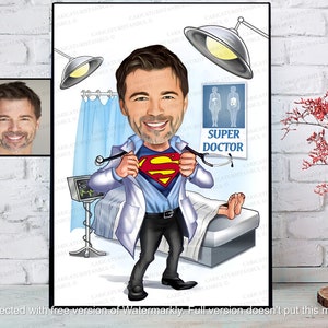 Puede incluir: Una caricatura de un m&eacute;dico con un disfraz de Superman y sosteniendo un estetoscopio. El m&eacute;dico est&aacute; de pie en una habitaci&oacute;n de hospital con un paciente acostado en una cama. El letrero sobre el paciente dice "Super Doctor".