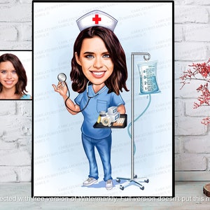 Puede incluir: Una caricatura de una enfermera con un uniforme azul y un gorro blanco con una cruz roja. Lleva un estetoscopio en la mano izquierda y una bandeja de suministros m&eacute;dicos en la mano derecha. Hay un poste de suero con una bolsa de soluci&oacute;n salina en el fondo.