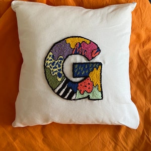 Oreiller brodé avec lettre brodée à la perforation, cadeau personnalisé pour bébé, taie d&#39;oreiller lettre colorée, décoration pour chambre de bébé, cadeau pour chambre d&#39;enfant, taie d&#39;oreiller pour chambre d&#39;enfant