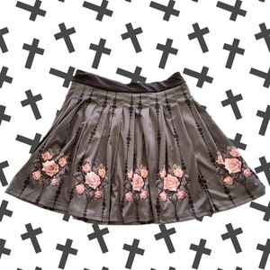 Gothic romance rose pleated skirt pastel goth emo punk grunge bubble kei jirai visual kawaii harajuku fashion all over print creepy cute