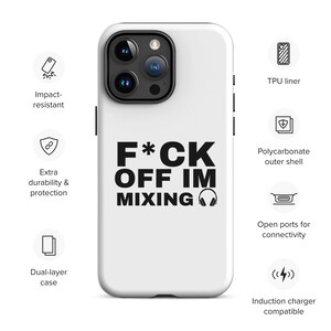 Op de afbeelding: Witte telefoonhoesje met een zwart ontwerp dat "F*CK OFF IM MIXING" zegt met een koptelefoonpictogram. Het hoesje is gemaakt van een tweelaags materiaal met een TPU-voering en een polycarbonaat buitenkant. Het is stootbestendig, heeft open poorten voor connectiviteit en is compatibel met inductieladers.