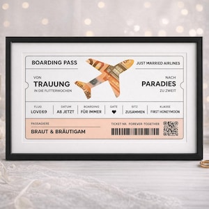 Könnte beinhalten: Gerahmtes Kunstwerk zum Thema Hochzeit mit einem Bordkarten-Design. Das Kunstwerk enthält eine Flugzeuggrafik aus Euro-Banknoten mit Texten wie "Just Married Airlines" und "Paradies". Der Rahmen ist schwarz.