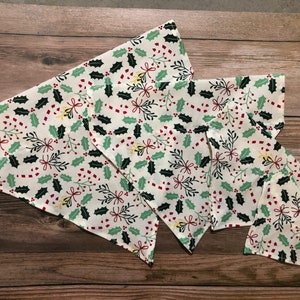Kersthulst en snoepgoed Feestelijke hondenbandana