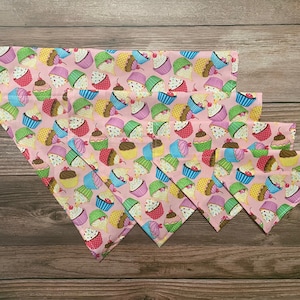 Bandana para perro con forma de cupcake de cumpleaños color rosa