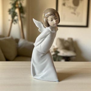 Lladró “Curious Angel” Figurine – Spanish Porcelain, 9.5” Tall Collectible, Late 20th Century