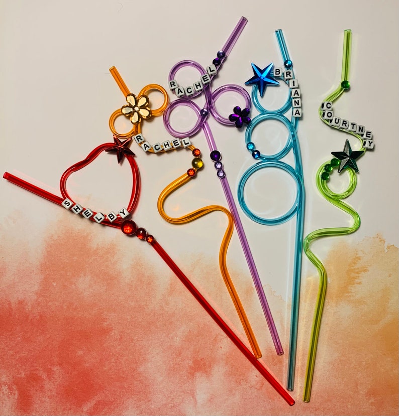 Puede incluir: Cinco pajitas flexibles de colores con nombres personalizados escritos en cuentas de letras blancas. Las pajitas est&aacute;n decoradas con cuentas y abalorios de colores, incluyendo estrellas, flores y corazones.