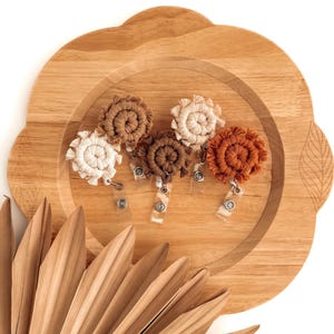 Porta credencial de macramé / Porta credencial retráctil / Clip para colgar etiquetas de nombre / Regalos para compañeros de trabajo médicos / Accesorio de trabajo estético