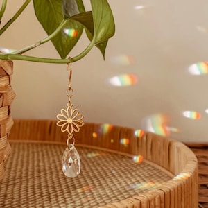 Plant Vine Charm | Daisy Flower | Hanging Suncatcher Crystal for Vining Houseplants
