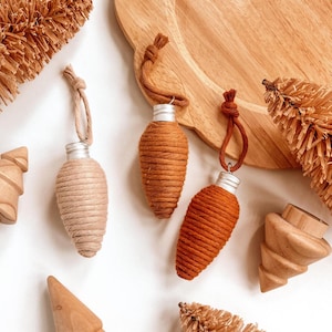 Makramee Ornament Glühbirnen | Boho Weihnachtsbaum | Minimalistisches Urlaubsstyling | Erdige Weihnachtsdekoration | Festliches Geschenk Set | Handgemachte saisonale Akzente