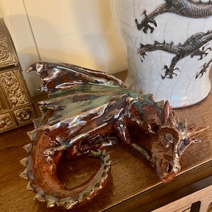 Handgemaakte keramische slapende draak, aardewerk woondecoratie, drakensculptuur