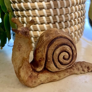 Handgemaakte keramische slak: tuinsculptuur, woondecoratie