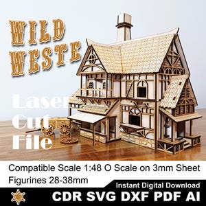 Può includere: Un modello in legno tagliato al laser di un edificio del West selvaggio con dettagli architettonici, tra cui un tetto spiovente, balconi e un piccolo carretto. Il testo "WILD WESTE" è visualizzato sopra l'edificio. Il testo "Laser Cut File" è anch'esso visualizzato.