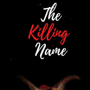 Może przedstawiać: Okładka książki z tytułem "The Killing Name" w białym kolorze, a słowo "Killing" w czerwonym. Okładka przedstawia krwawą głowę kozy z otwartymi oczami.