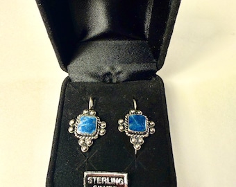 Zuidwestelijke sterlingzilveren lapis- en kraaloorbellen