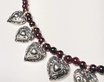 Vintage zuidwestelijke sterlingzilveren ketting met hartjes en granaatkralen
