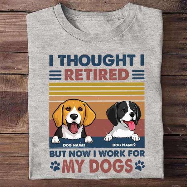 Ik ben met pensioen maar nu werk ik voor mijn honden Gepersonaliseerd T-shirt, grappig shirt, cadeau voor hondenmoeder, Mama T-shirt, Moederdagcadeau, Pensioencadeau
