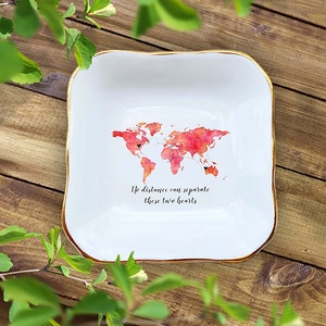 Personalisierte Fern BFF Geschenk, Aquarell Weltkarte 2 Herzen verbunden, Fern Freundschaft, Miles Apart, aber nah am Herzen Gericht